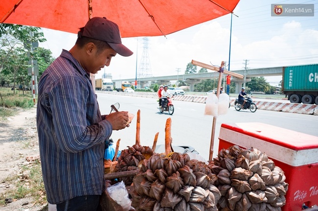 Chùm ảnh: Người dân lao động ở Sài Gòn vật lộn dưới nắng nóng oi bức để mưu sinh - Ảnh 3.