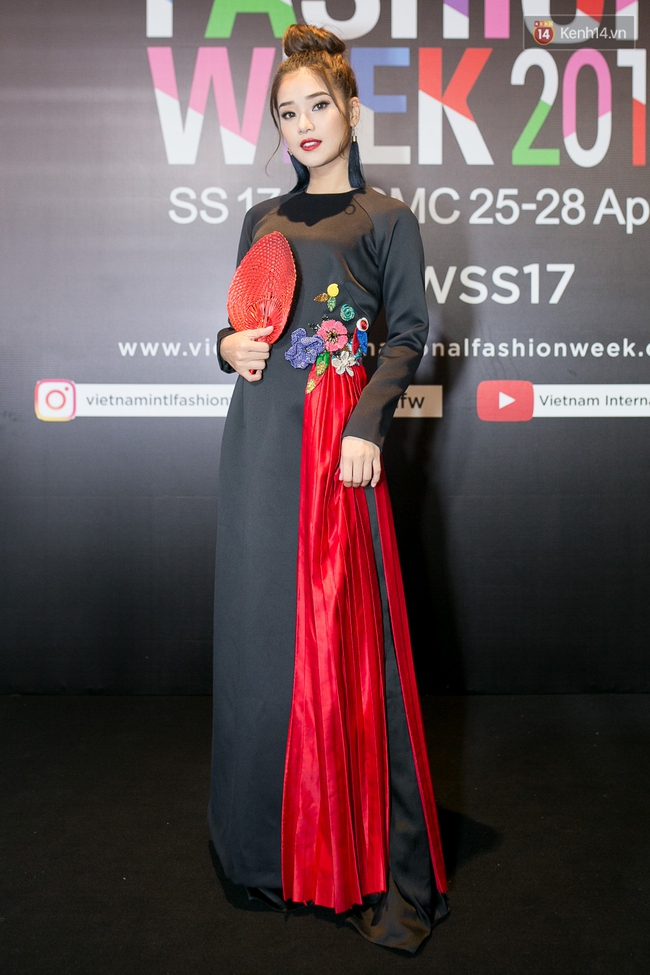Thảm đỏ VIFW ng&agrave;y 2: An Nguy đội mấn xinh bất ngờ, Quỳnh Anh Shyn đằm thắm với t&oacute;c xoăn t&iacute;t - Ảnh 18.