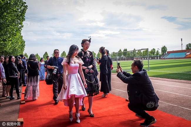 Trung Quốc: Lễ trưởng th&agrave;nh của hội học sinh ở trường con nh&agrave; gi&agrave;u Bắc Kinh diễn ra như thế n&agrave;o? - Ảnh 5.