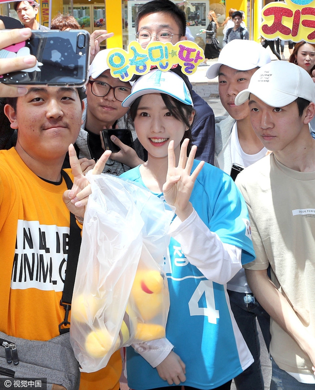 Cứ tưởng ngôi sao nổi tiếng giao lưu với fan, ra là con gái xinh đẹp của ứng viên tranh cử Tổng thống Hàn Quốc - Ảnh 3.