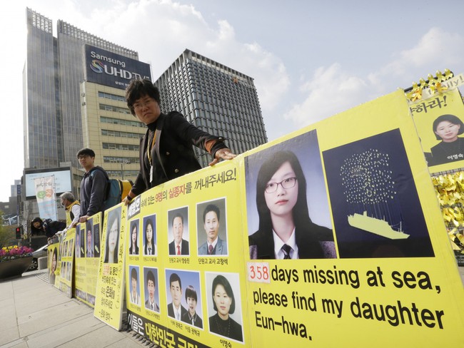 Tìm thấy thi thể nữ sinh 17 tuổi trong bi kịch chìm phà Sewol, số người mất tích giảm xuống 8 - Ảnh 6.