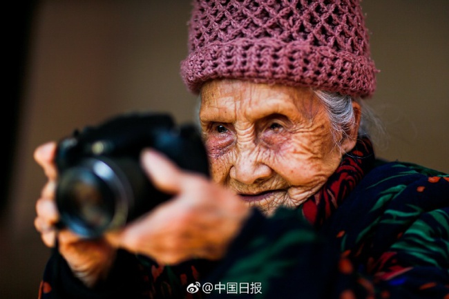 Cụ bà 100 tuổi đam mê nhiếp ảnh khiến giới trẻ nể phục - Ảnh 1.