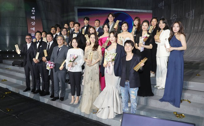 Baeksang đã kết thúc nhiều ngày, fan vẫn đau đầu vì không chọn nổi Yoona hay các mỹ nhân này đẹp hơn - Ảnh 1.