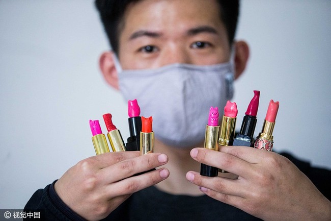 Ch&agrave;ng trai đi&ecirc;u khắc h&agrave;ng chục thỏi son tiền triệu th&agrave;nh h&igrave;nh m&egrave;o để tặng bạn g&aacute;i - Ảnh 1.