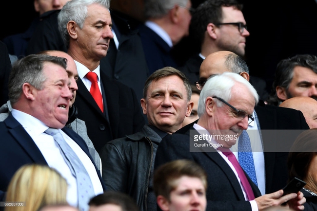 Điệp viên 007 Daniel Craig dự khán trận derby Merseyside - Ảnh 3.