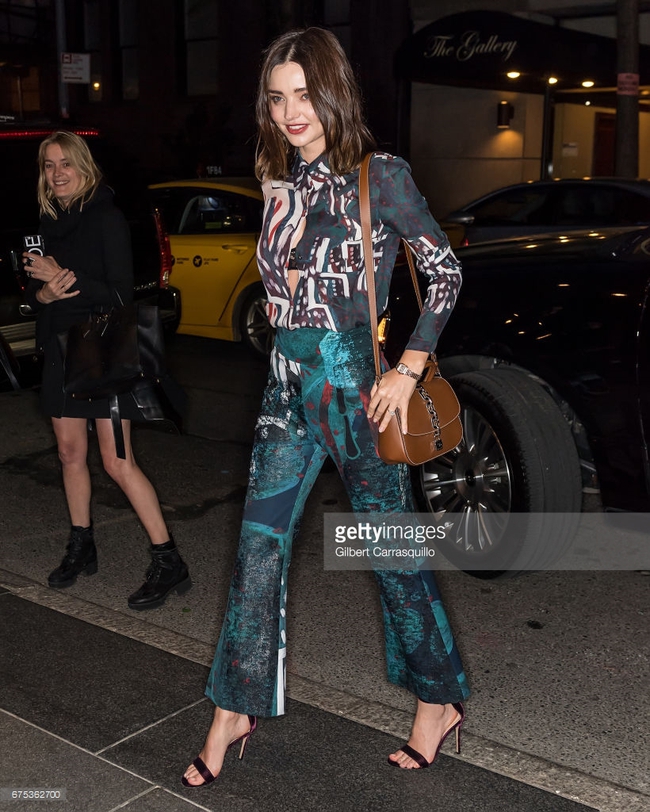 Chẳng cần hở hang, Miranda Kerr vẫn đẹp h&uacute;t hồn với l&agrave;n da trắng sứ tại sự kiện - Ảnh 3.