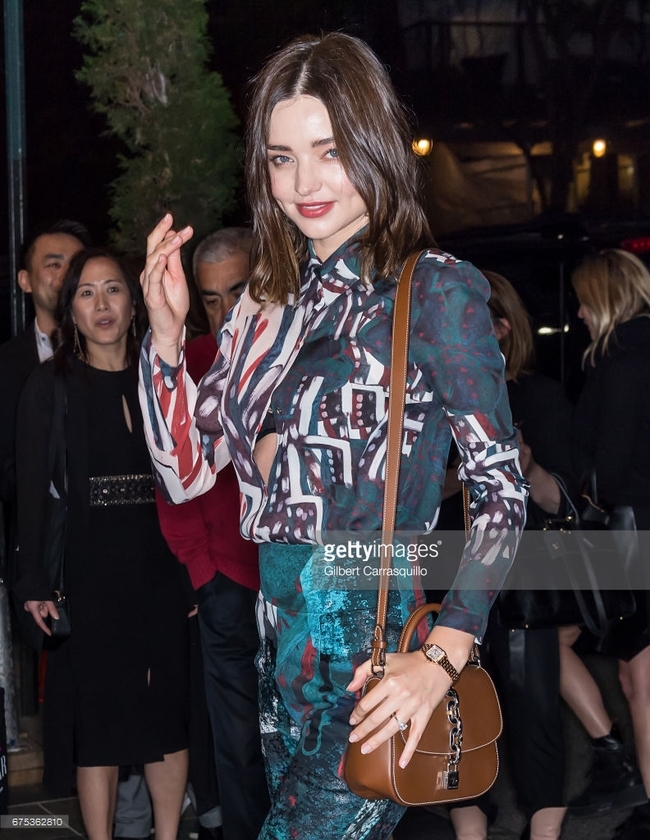 Chẳng cần hở hang, Miranda Kerr vẫn đẹp h&uacute;t hồn với l&agrave;n da trắng sứ tại sự kiện - Ảnh 5.