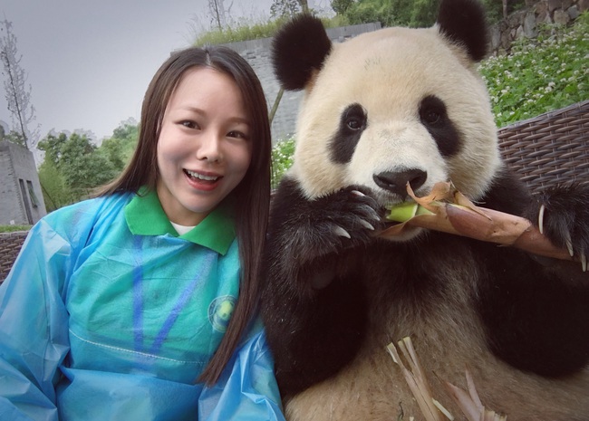 Ch&uacute; gấu tr&uacute;c th&iacute;ch chụp selfie nhất thế giới sẽ khiến bạn y&ecirc;u ngay từ c&aacute;i nh&igrave;n đầu ti&ecirc;n - Ảnh 5.