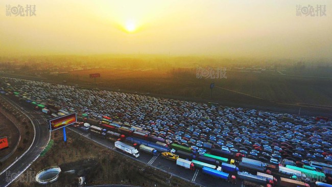 Trung Quốc: Kinh hoàng cảnh tượng hàng ngàn chiếc xe nối đuôi nhau đi vào thành phố sau kỳ nghỉ lễ - Ảnh 8.