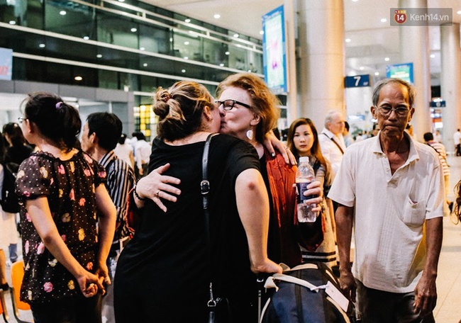 Sân bay Tân Sơn Nhất những ngày gần Tết: Hàng trăm ánh mắt ngóng chờ người thân trở về - Ảnh 15.