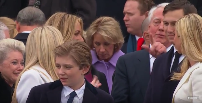 Cuối cùng thì cậu út Barron nhà tân Tổng thống Donald Trump đã xuất hiện trong buổi lễ nhậm chức của cha - Ảnh 1.