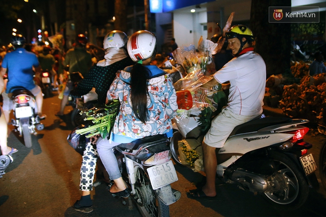 Khuya 29 Tết, hàng nghìn người và xe cộ vẫn đang chen chúc ở chợ hoa lớn nhất Sài Gòn - Ảnh 15.