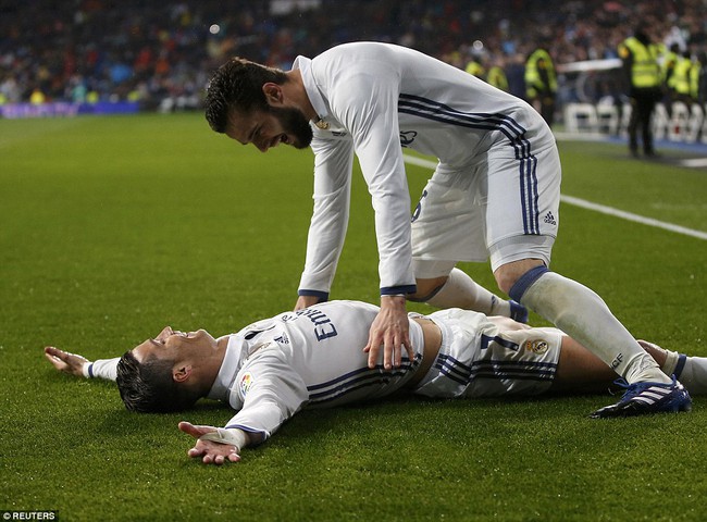 Ronaldo ghi b&agrave;n, Real cho Barca ngửi kh&oacute;i trong cuộc đua v&ocirc; địch - Ảnh 9.