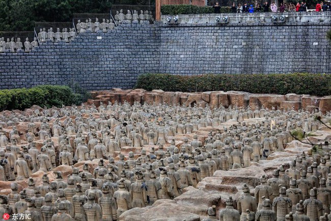 Trung Quốc: Chẳng cần đến lăng mộ Tần Thuỷ Hoàng vẫn được ngắm đội quân đất nung fake cực hoành tráng - Ảnh 9.