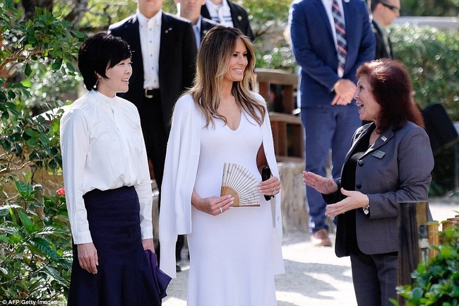 Bà Melania Trump thanh lịch trong bộ đồ trắng, đưa đệ nhất phu nhân Nhật Bản đi thăm vườn - Ảnh 10.