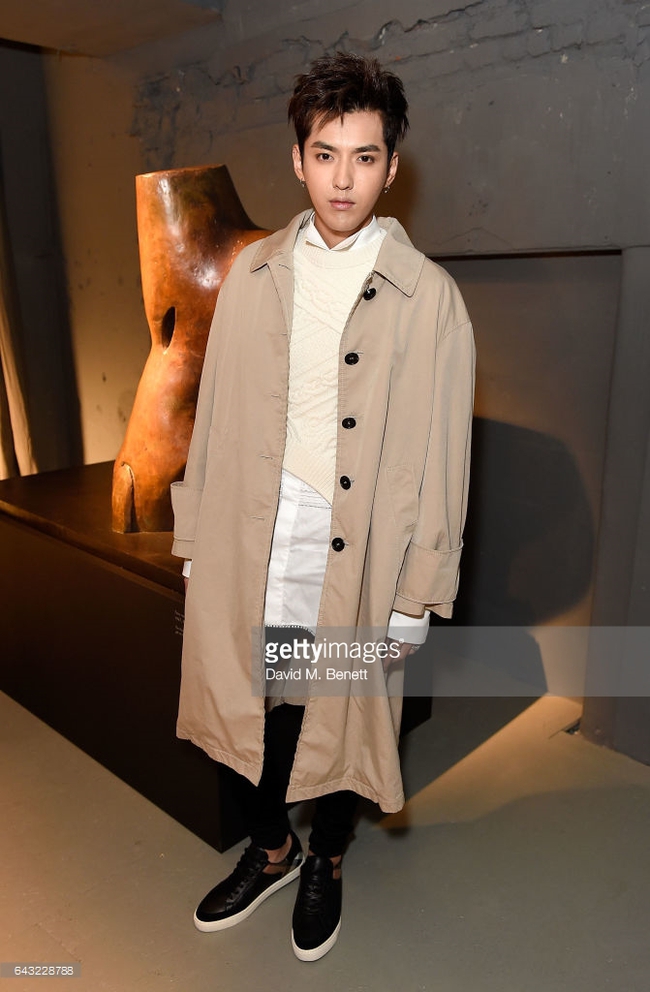 Dự show Burberry, Song Hye Kyo xinh đẹp nhưng lại mất điểm v&igrave; chiếc v&aacute;y nuốt hết đường cong - Ảnh 9.