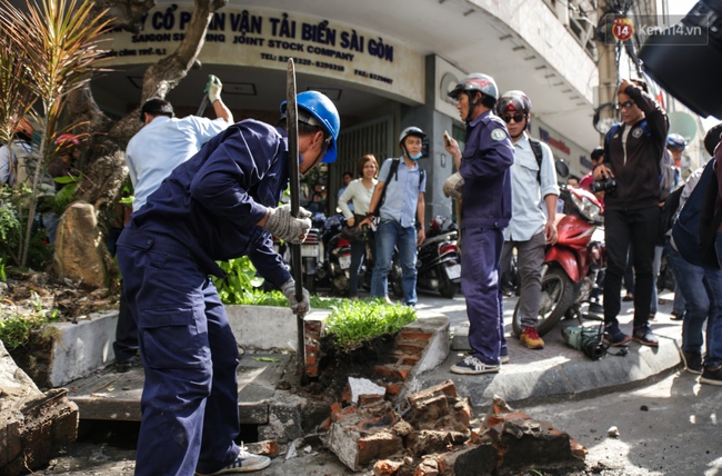 Hàng rào trên vỉa hè của Ngân hàng nhà nước bị Phó chủ tịch quận 1 phá bỏ - Ảnh 8.