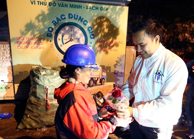 Bạn trẻ đội mưa tặng hoa 8/3 cho những người phụ nữ nghèo mưu sinh trong đêm ở Hà Nội - Ảnh 7.