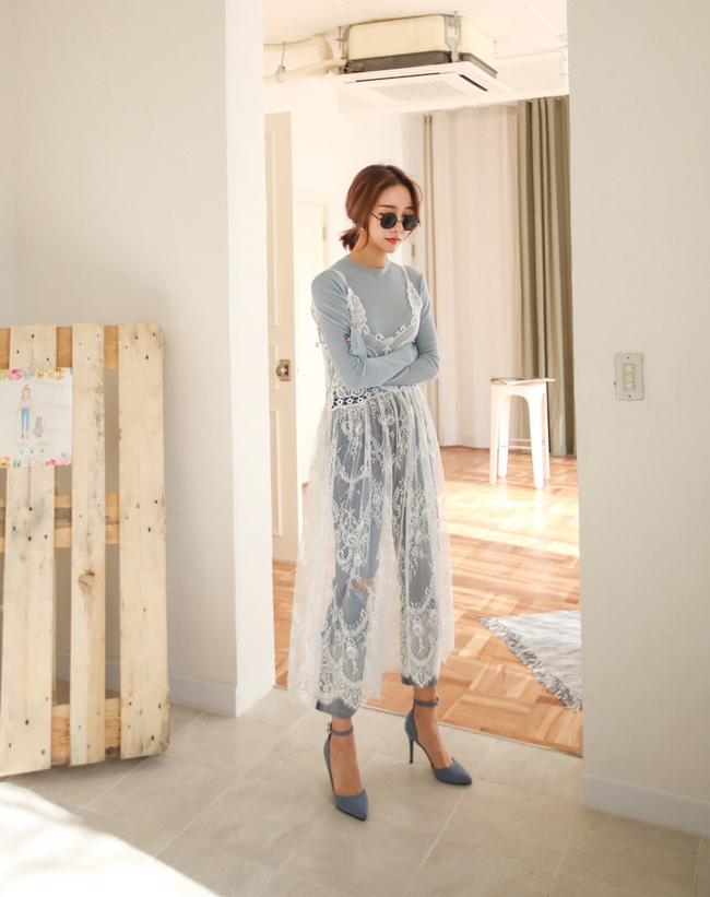 Diện váy xuyên thấu bên ngoài quần áo đang là xu hướng hot nhất thời gian này, bạn có dám diện không? - Ảnh 9. Diện váy xuyên thấu bên ngoài quần áo đang là xu hướng hot nhất thời gian này, bạn có dám diện không? - Ảnh 9.