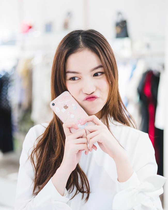 Cứ chê tóc ngôi giữa quê nhưng hot girl Thái, Trung cô nào cô nấy để tóc này đều xinh hết nấc - Ảnh 1. Cứ chê tóc ngôi giữa quê nhưng hot girl Thái, Trung cô nào cô nấy để tóc này đều xinh hết nấc - Ảnh 1.