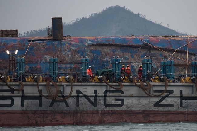 Chùm ảnh: Lạnh người với hình ảnh phà Sewol gỉ sét nghiêm trọng sau 3 năm chìm sâu dưới đáy đại dương - Ảnh 13.