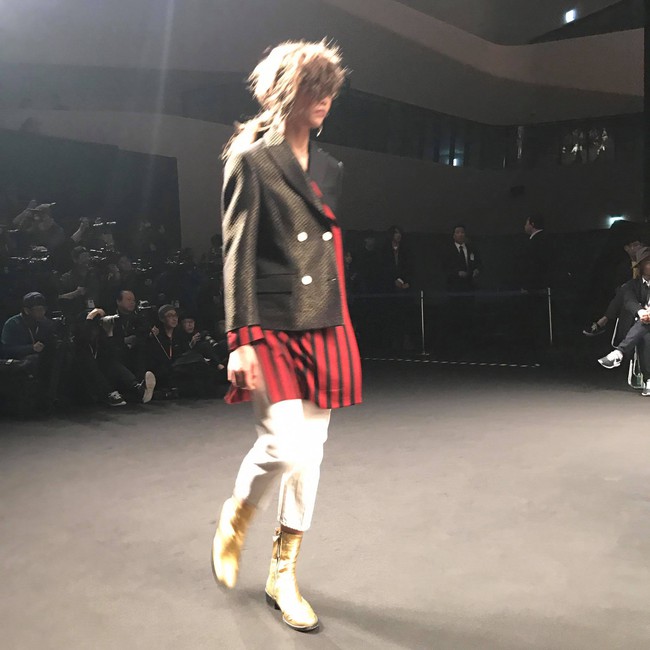 Seoul Fashion Week: Phí Phương Anh tóc tím nổi bần bật trên hàng ghế đầu cùng stylist Hoàng Ku - Ảnh 18.