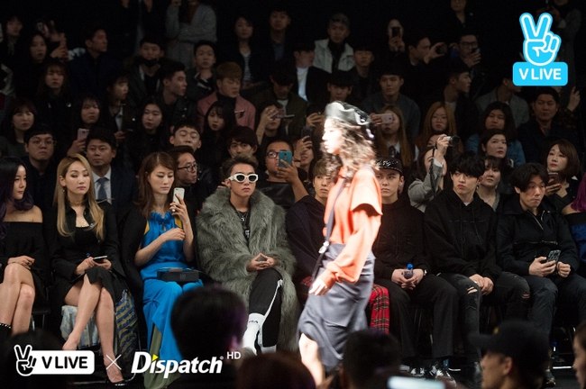 Seoul Fashion Week: Sơn Tùng M-TP khoác áo lông dài ngoài đồ thể thao, đeo kính râm xuất hiện cực ngầu - Ảnh 9.