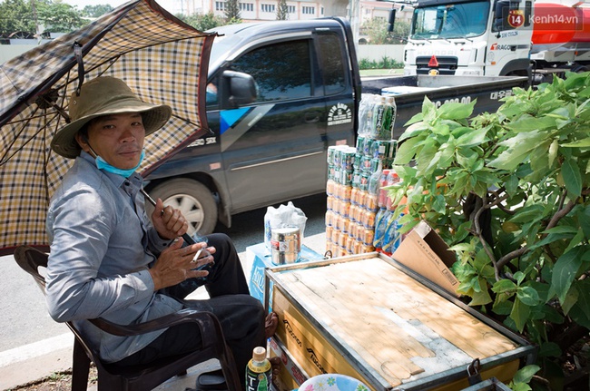 Chùm ảnh: Người dân lao động ở Sài Gòn vật lộn dưới nắng nóng oi bức để mưu sinh - Ảnh 4.