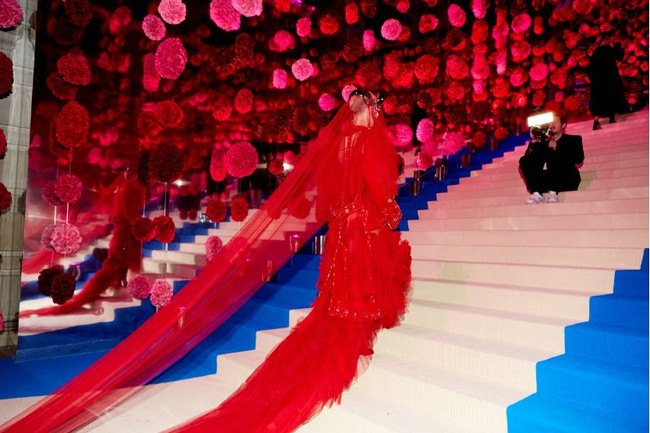 Thảm đỏ cũng thường th&ocirc;i, b&ecirc;n trong Met Gala mới l&agrave; đ&ecirc;m tiệc lộng lẫy nhất năm của sao Hollywood! - Ảnh 14.