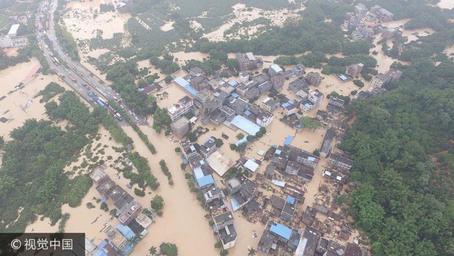 Trung Quốc: Người dân Quảng Châu khốn đốn vì trận mưa lụt đầu hè - Ảnh 1.