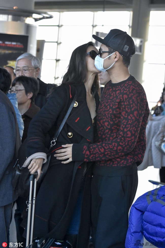 Giữa chốn đ&ocirc;ng người, sao Anh h&ugrave;ng xạ đi&ecirc;u Vi&ecirc;n Hoằng vẫn nắm tay, &ocirc;m h&ocirc;n b&agrave; x&atilde; - Ảnh 2.