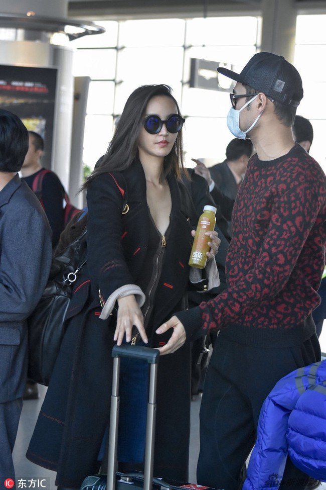 Giữa chốn đ&ocirc;ng người, sao Anh h&ugrave;ng xạ đi&ecirc;u Vi&ecirc;n Hoằng vẫn nắm tay, &ocirc;m h&ocirc;n b&agrave; x&atilde; - Ảnh 5.