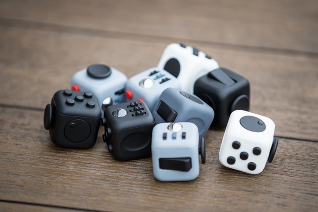 Fidget Cube: Khi sự ngứa tay có giá 500.000 đồng - Ảnh 1.