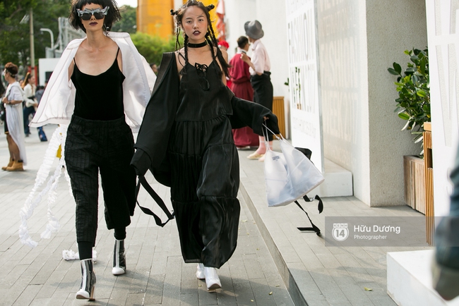 Mặc nắng nóng, các tín đồ thời trang vẫn rất chăm diện áo khoác trong street style ngày cuối VIFW 2017 - Ảnh 2.