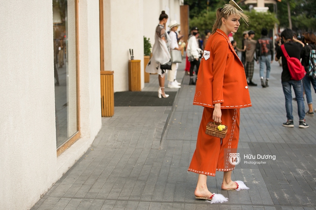 Street style ngày thứ 2 của VIFW 2017 bùng nổ với loạt set đồ từ chất đến dị - Ảnh 22.