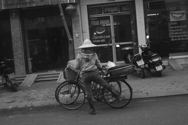 C&acirc;u chuyện x&uacute;c động về hai người mẹ ngh&egrave;o đứng ngần ngại trước shop thời trang trẻ ở Bắc Giang - Ảnh 3.