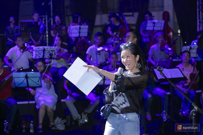 Diva Hồng Nhung gây xúc động, trình diễn như lên đồng tại buổi tổng duyệt Gala WeChoice Awards 2016 - Ảnh 2.