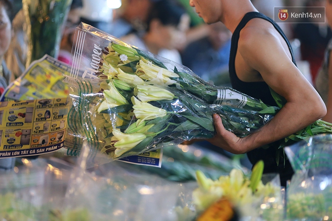Khuya 29 Tết, hàng nghìn người và xe cộ vẫn đang chen chúc ở chợ hoa lớn nhất Sài Gòn - Ảnh 8.