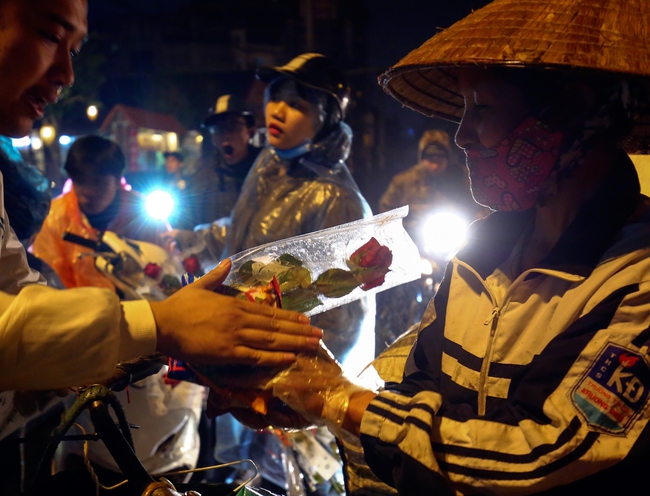 Bạn trẻ đội mưa tặng hoa 8/3 cho những người phụ nữ nghèo mưu sinh trong đêm ở Hà Nội - Ảnh 8.