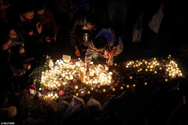 Dòng người đổ về quảng trường Trafalgar để cầu nguyện cho nạn nhân của vụ khủng bố tại Anh - Ảnh 7.