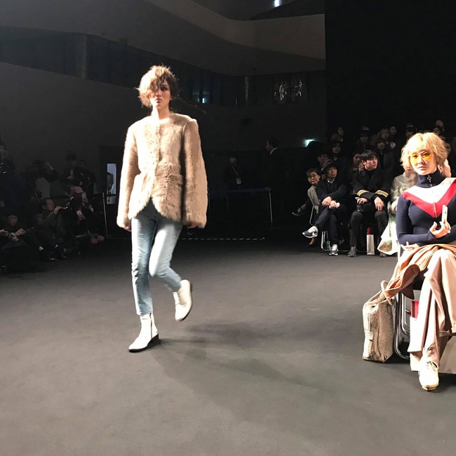 Seoul Fashion Week: Phí Phương Anh tóc tím nổi bần bật trên hàng ghế đầu cùng stylist Hoàng Ku - Ảnh 20.