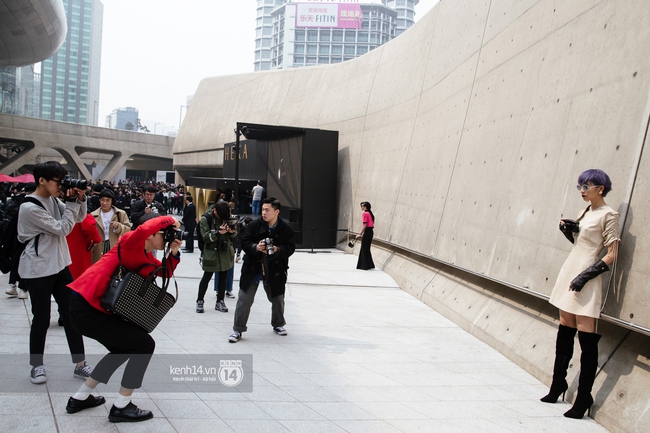 Seoul Fashion Week: Phí Phương Anh tóc tím nổi bần bật trên hàng ghế đầu cùng stylist Hoàng Ku - Ảnh 6.