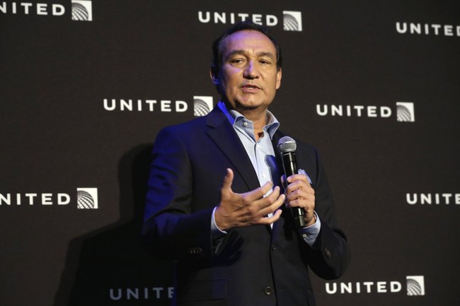 CEO United Airlines gửi lời xin lỗi mới sau khi nhận xét bác sĩ gốc Việt là phiền phức và hiếu chiến - Ảnh 2.