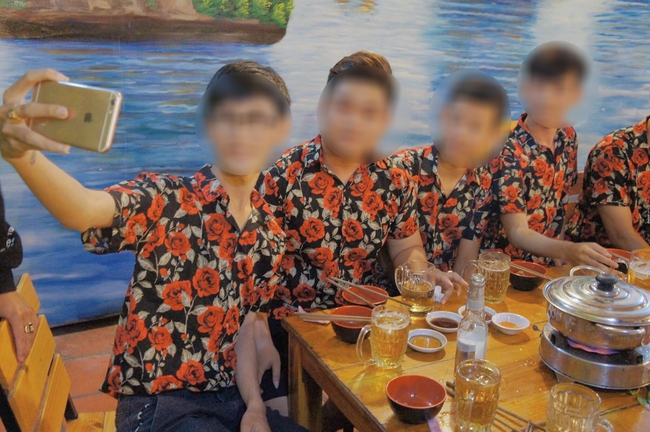 Qu&ecirc;n kỉ yếu đi, đến dự sinh nhật cũng phải mặc đồng bộ chất thế n&agrave;y cơ m&agrave;! - Ảnh 6.