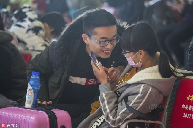 Những cái ôm hôn dịp giao thông mùa Tết ở Trung Quốc: Đem tình yêu về quê ăn Tết - Ảnh 6.