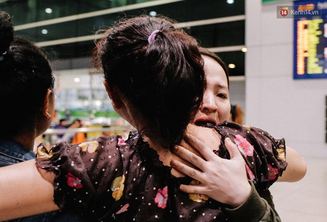 Sân bay Tân Sơn Nhất những ngày gần Tết: Hàng trăm ánh mắt ngóng chờ người thân trở về - Ảnh 12.