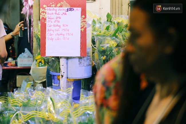 Khuya 29 Tết, h&agrave;ng ngh&igrave;n người v&agrave; xe cộ vẫn đang chen ch&uacute;c ở chợ hoa lớn nhất S&agrave;i G&ograve;n - Ảnh 11.