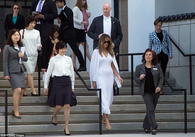 Bà Melania Trump thanh lịch trong bộ đồ trắng, đưa đệ nhất phu nhân Nhật Bản đi thăm vườn - Ảnh 2.