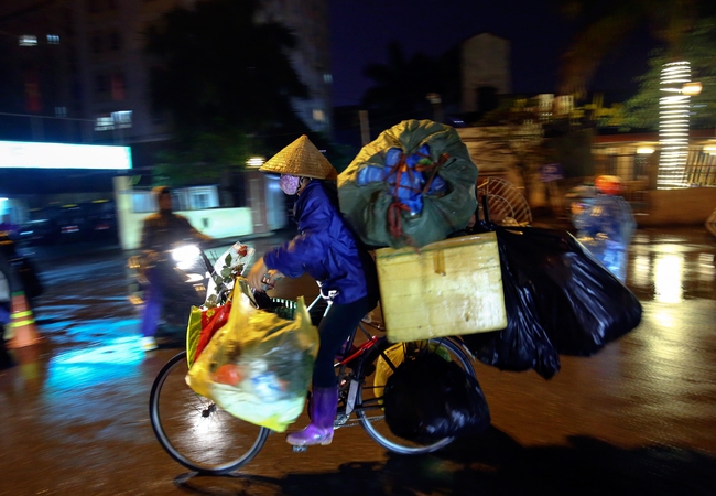 Bạn trẻ đội mưa tặng hoa 8/3 cho những người phụ nữ ngh&egrave;o mưu sinh trong đ&ecirc;m ở H&agrave; Nội - Ảnh 9.