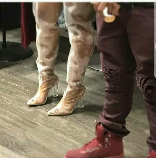 C&aacute;c c&ocirc; n&agrave;ng đ&uacute; đởn diện boots trong suốt giống Kim v&agrave; nhận ra sự thật bốc m&ugrave;i - Ảnh 11.